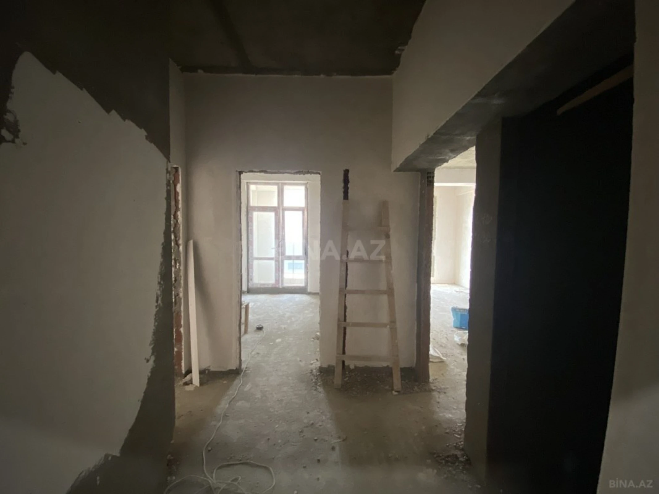 Satılır 4 otaqlı mənzil 179 m²