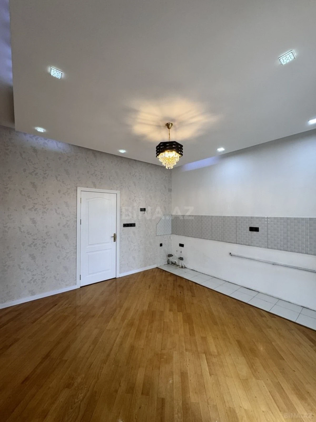 Satılır 3 otaqlı mənzil 135 m²