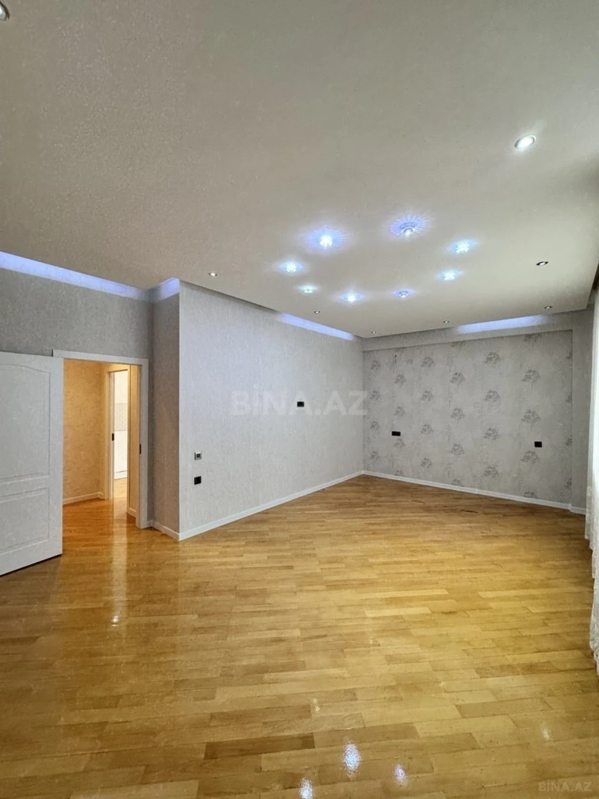 Satılır 3 otaqlı mənzil 135 m²