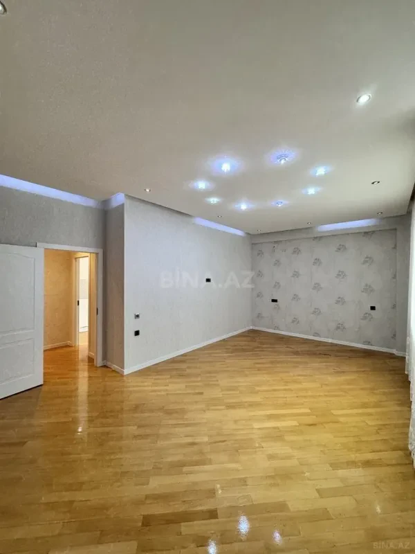 Satılır 3 otaqlı mənzil 135 m²