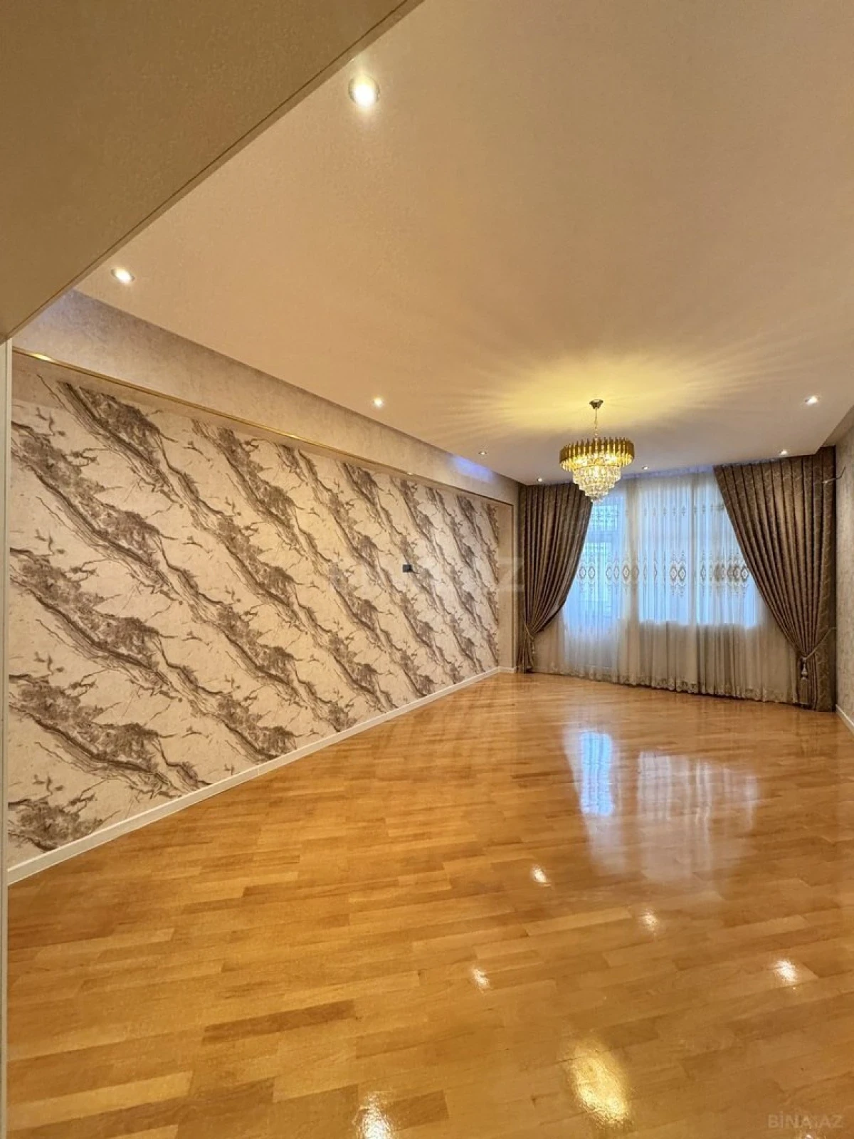 Satılır 3 otaqlı mənzil 135 m²