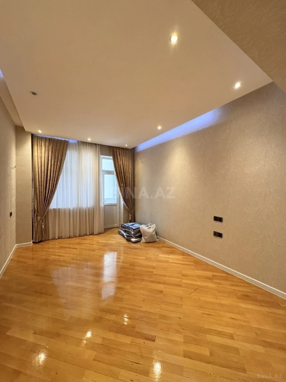 Satılır 3 otaqlı mənzil 135 m²