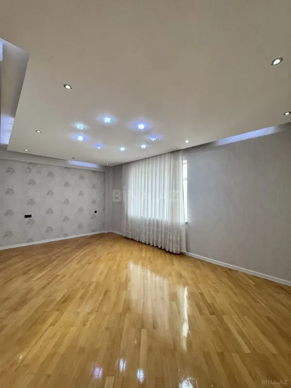 Satılır 3 otaqlı mənzil 135 m²