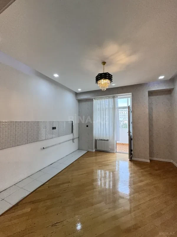 Satılır 3 otaqlı mənzil 135 m²
