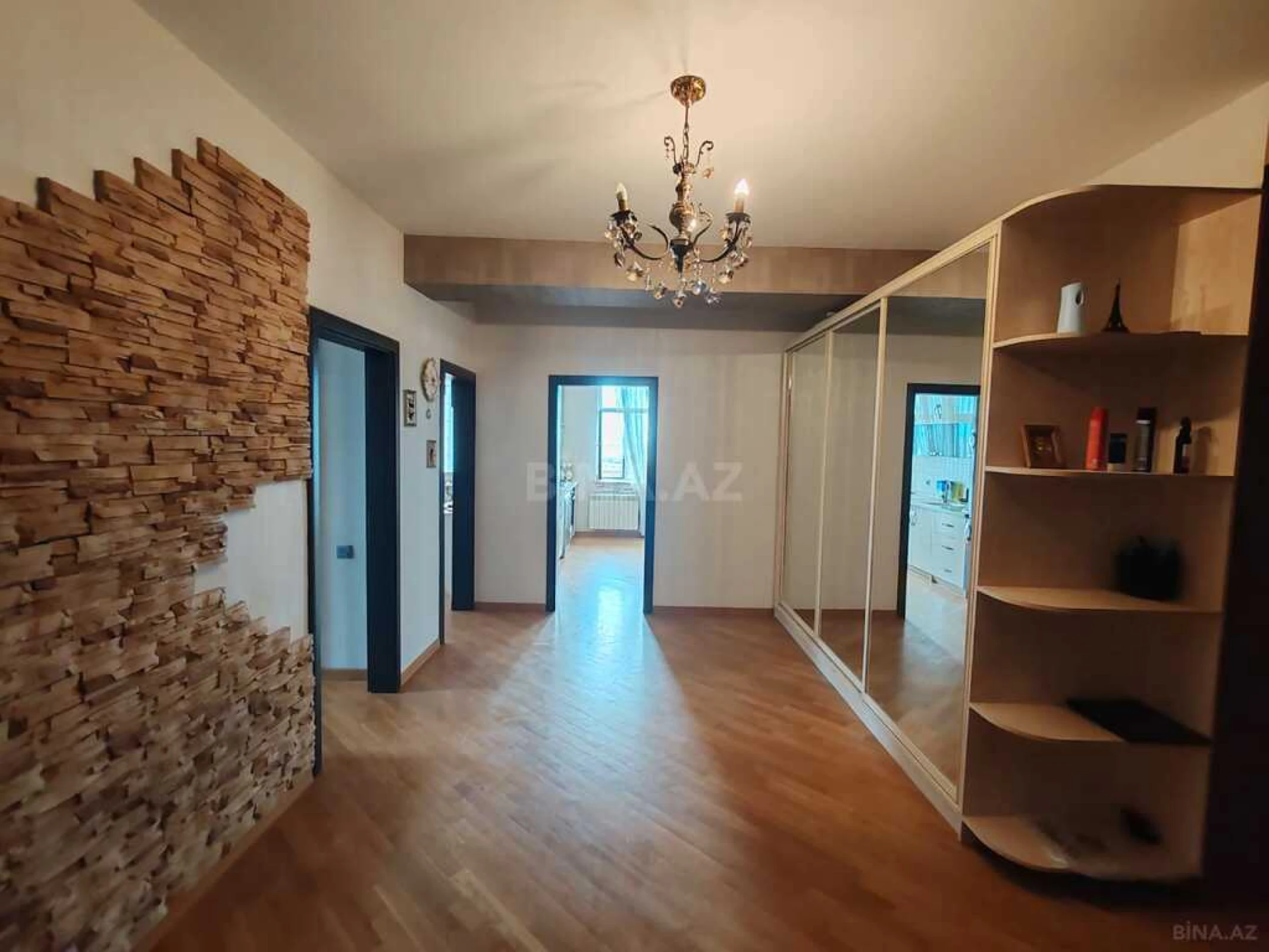 Satılır 3 otaqlı mənzil 137 m²