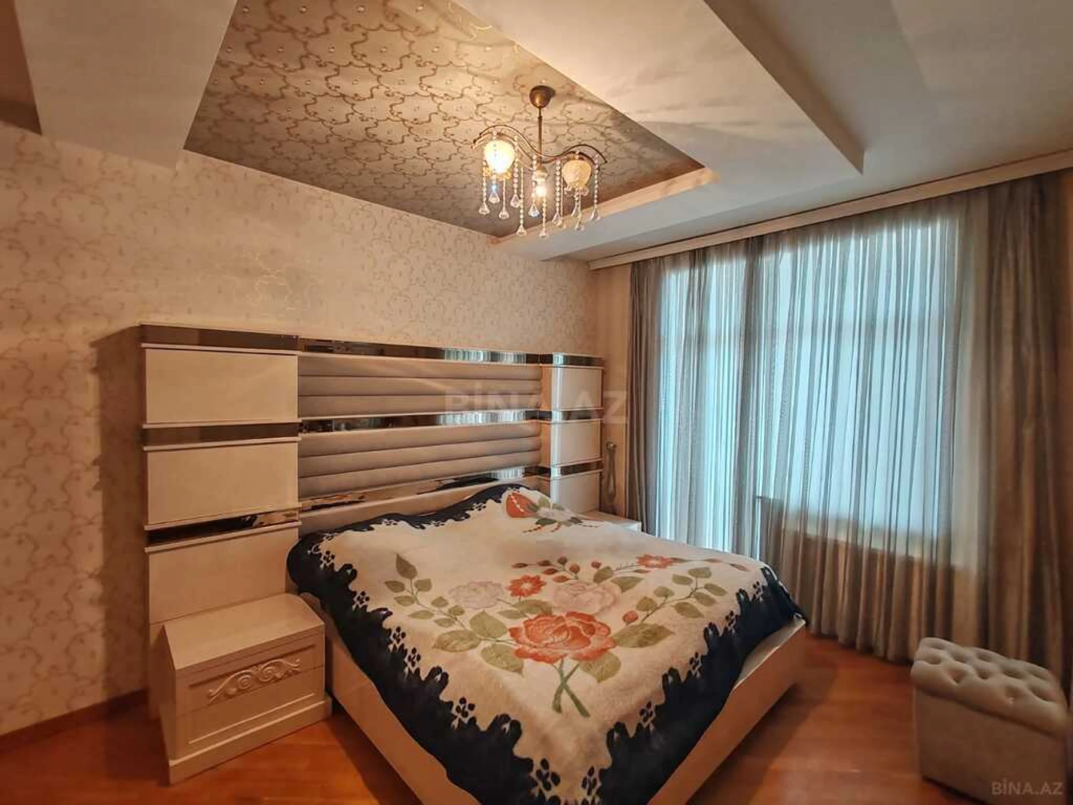 Satılır 3 otaqlı mənzil 137 m²