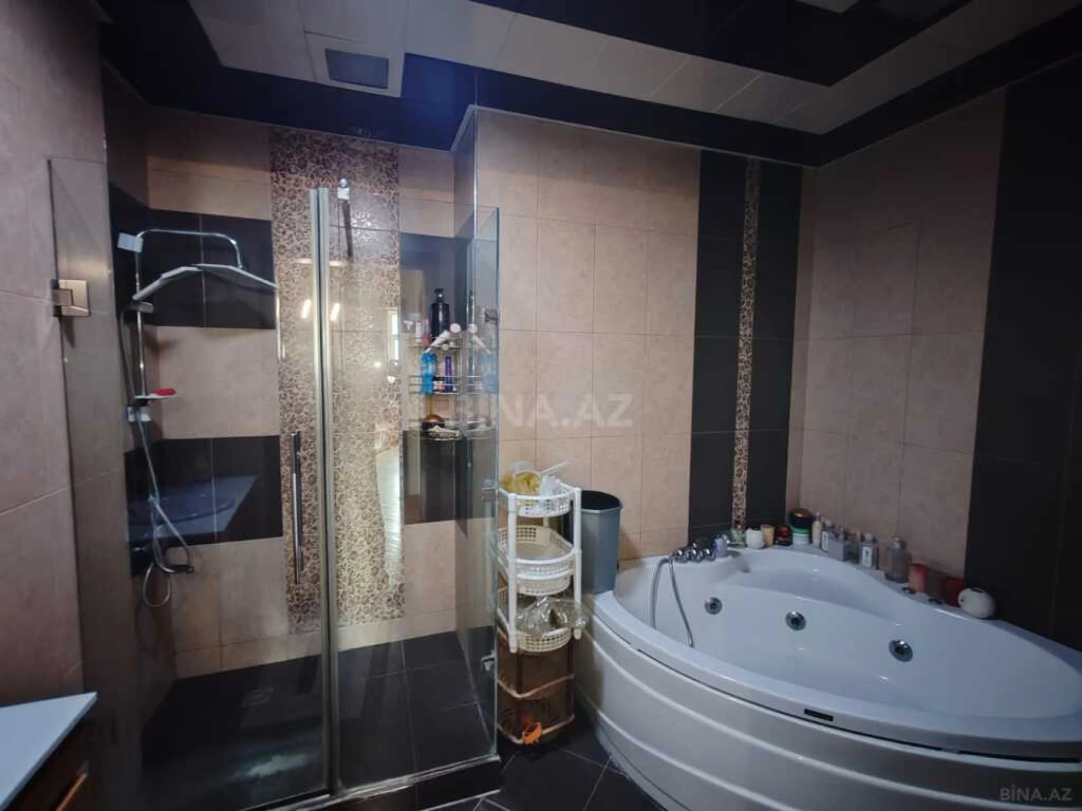 Satılır 3 otaqlı mənzil 137 m²