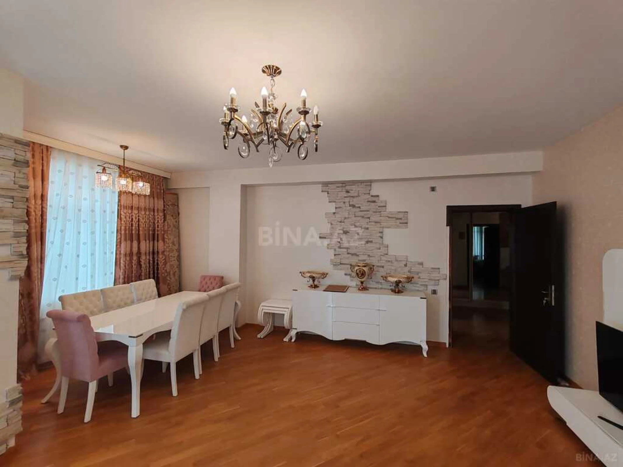 Satılır 3 otaqlı mənzil 137 m²