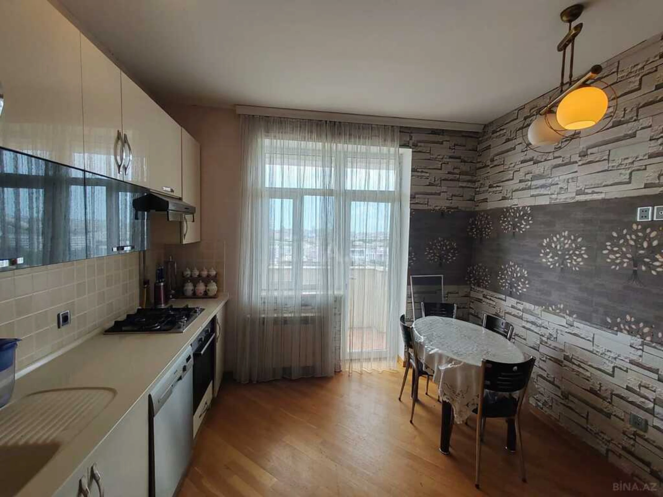 Satılır 3 otaqlı mənzil 137 m²