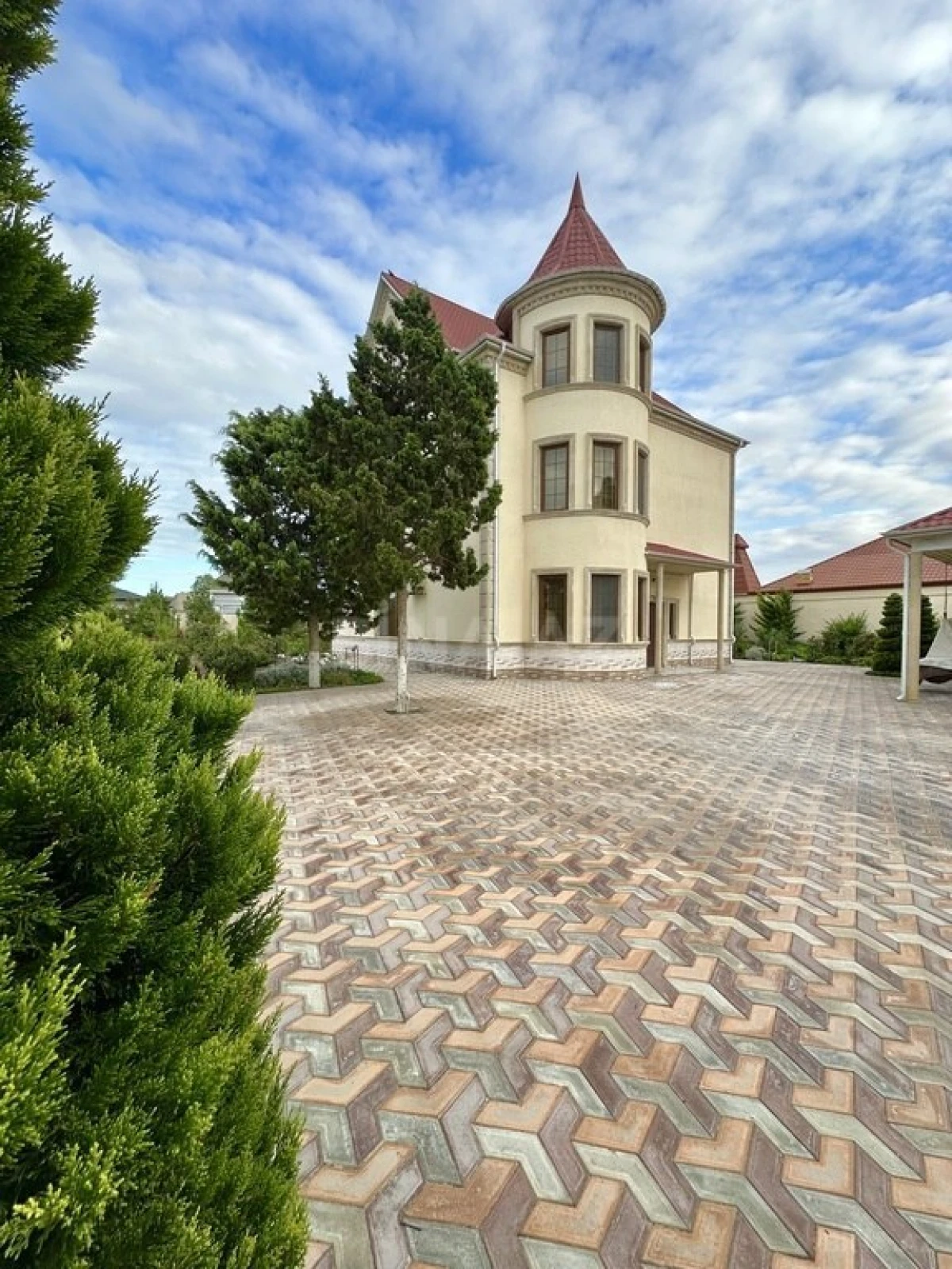 Satılır 10 otaqlı həyət evi 700 m²