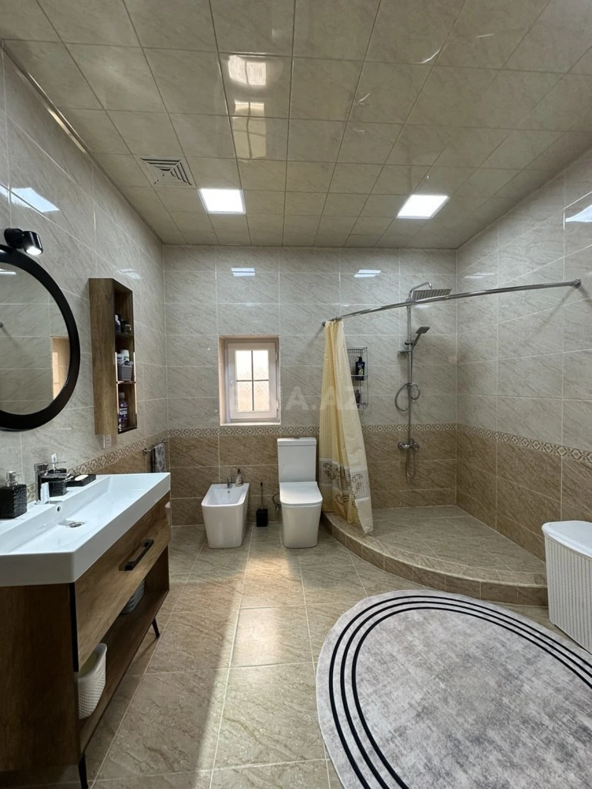 Satılır 10 otaqlı həyət evi 700 m²