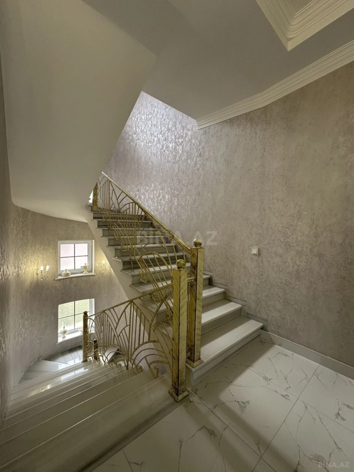 Satılır 10 otaqlı həyət evi 700 m²