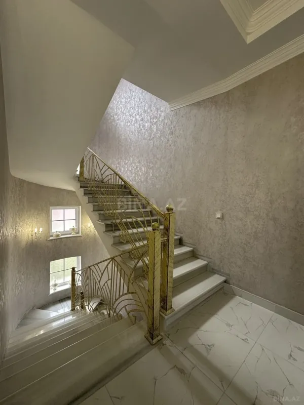 Satılır 10 otaqlı həyət evi 700 m²