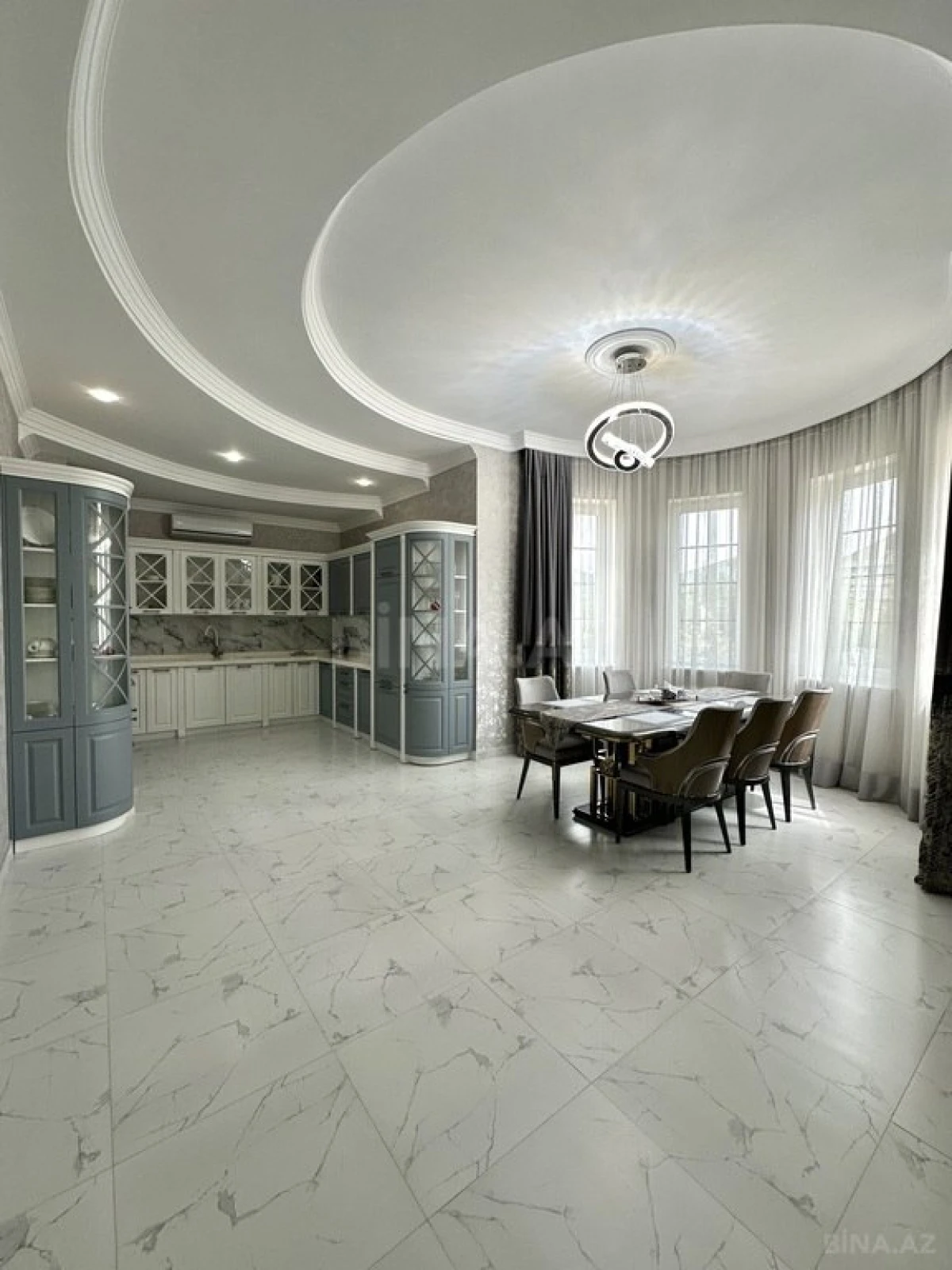 Satılır 10 otaqlı həyət evi 700 m²