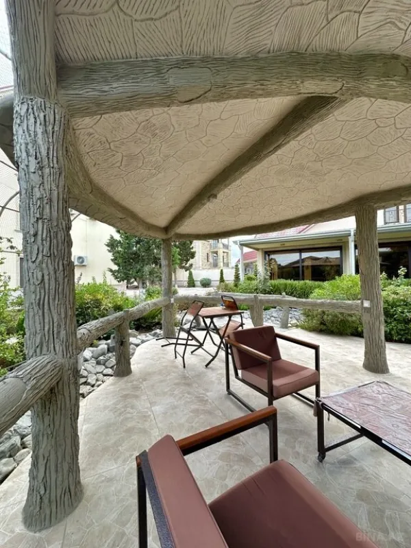 Satılır 10 otaqlı həyət evi 700 m²