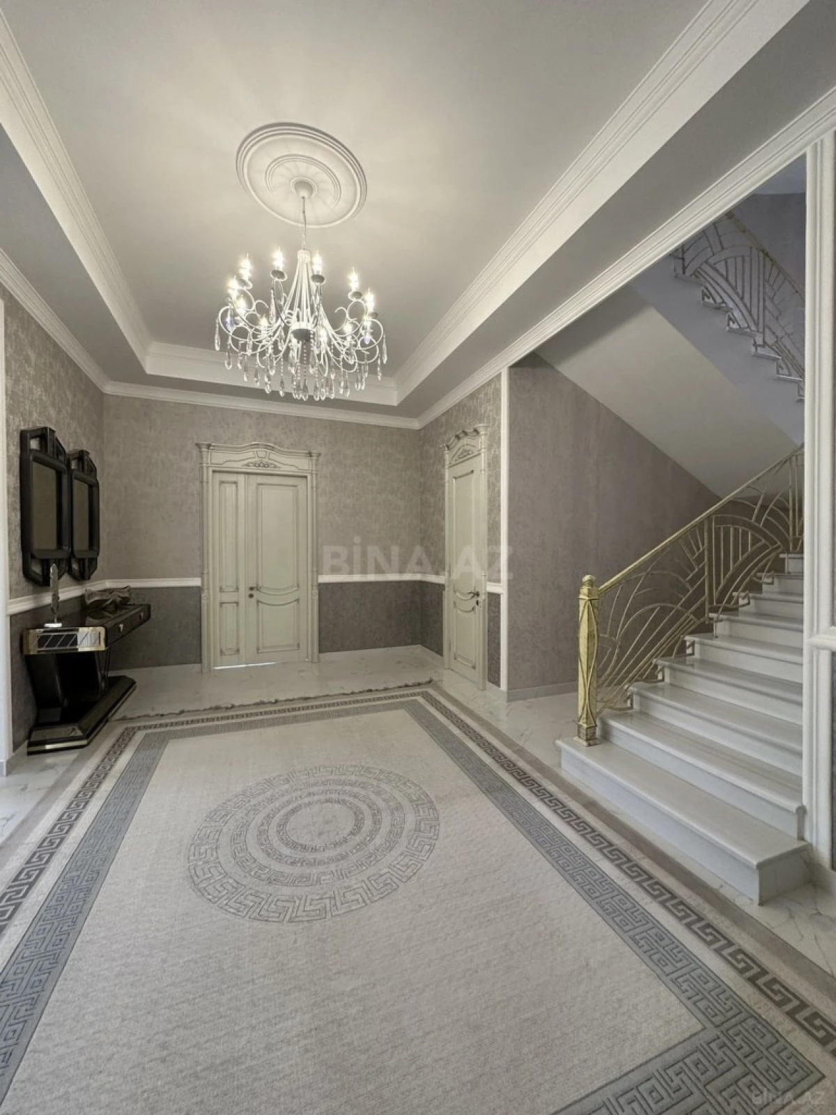 Satılır 10 otaqlı həyət evi 700 m²