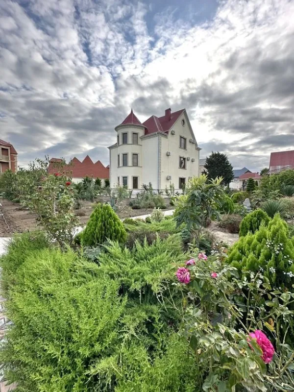 Satılır 10 otaqlı həyət evi 700 m²