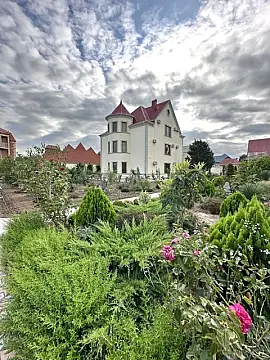 Satılır 10 otaqlı həyət evi 700 m²