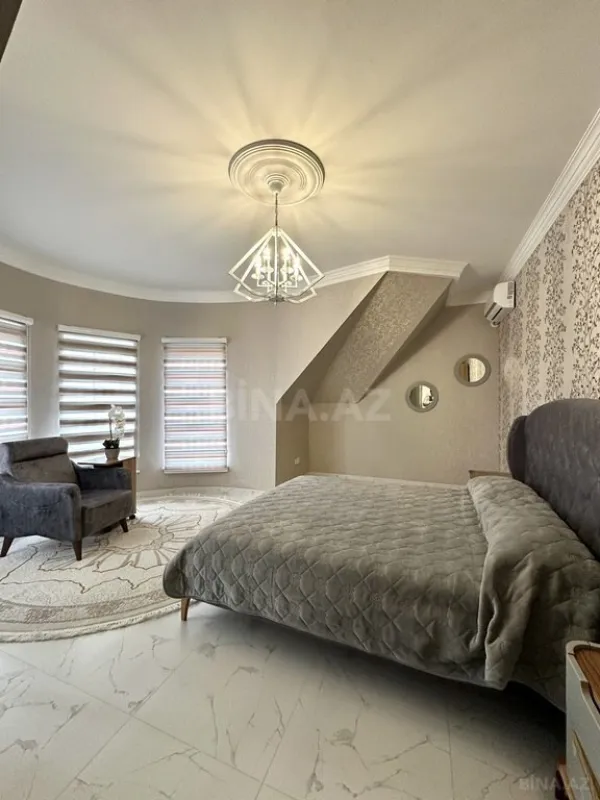 Satılır 10 otaqlı həyət evi 700 m²