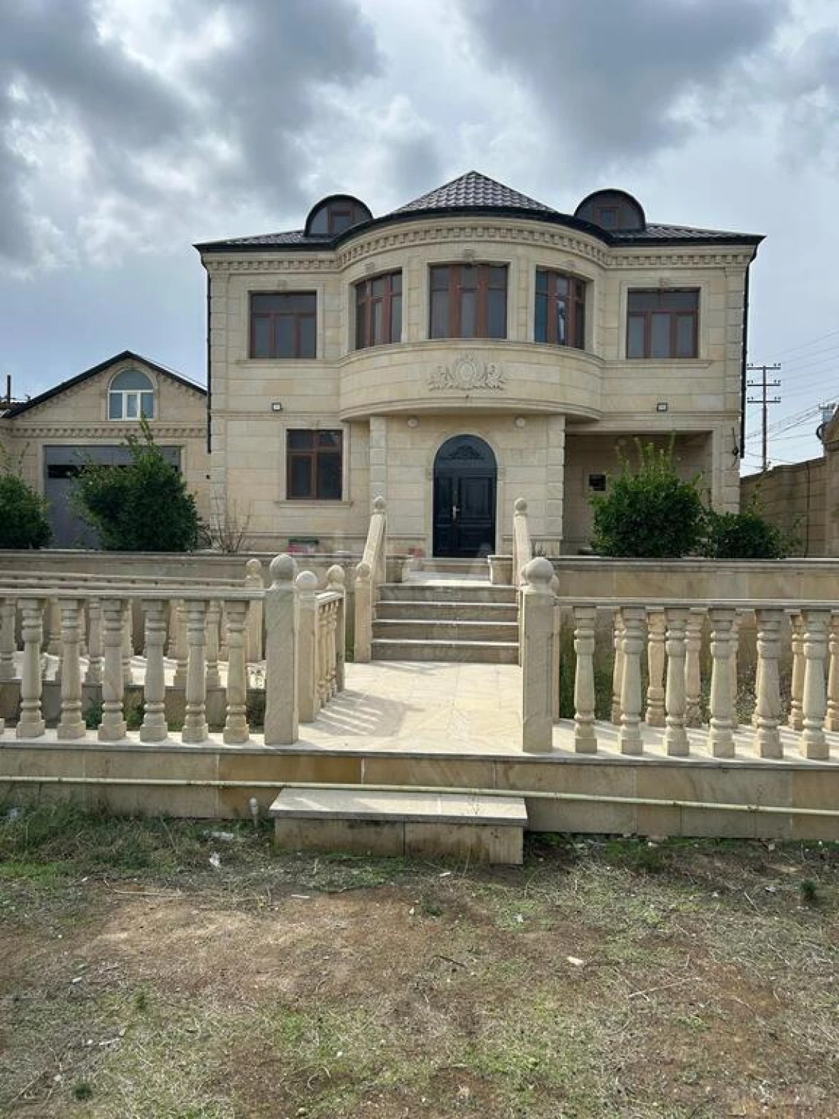 Satılır 6 otaqlı həyət evi 265 m²