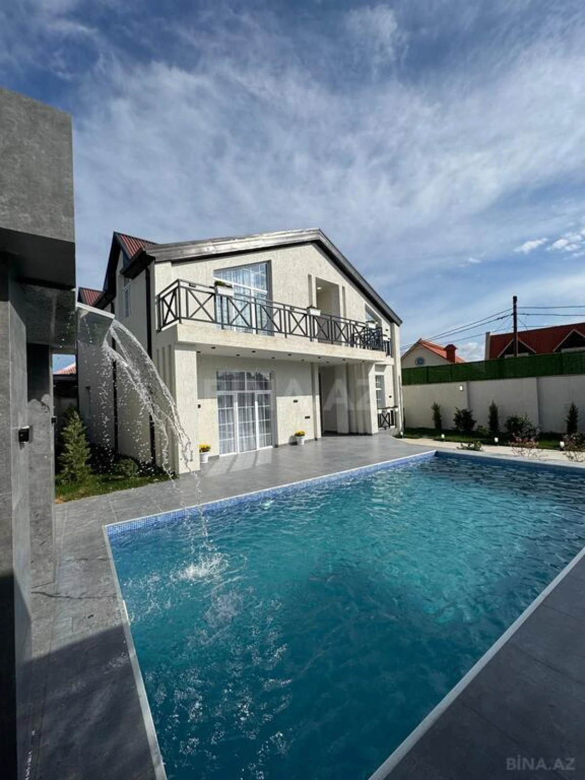 Satılır 6 otaqlı həyət evi 250 m²