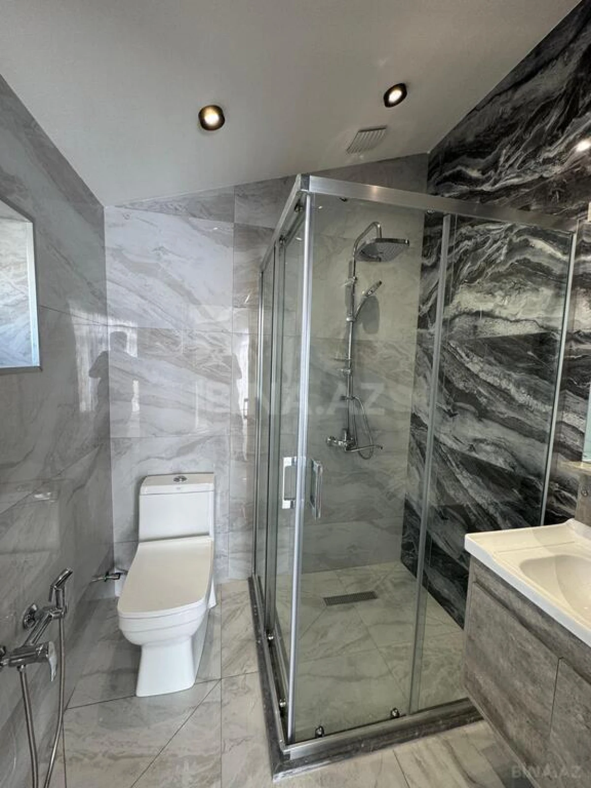 Satılır 6 otaqlı həyət evi 250 m²