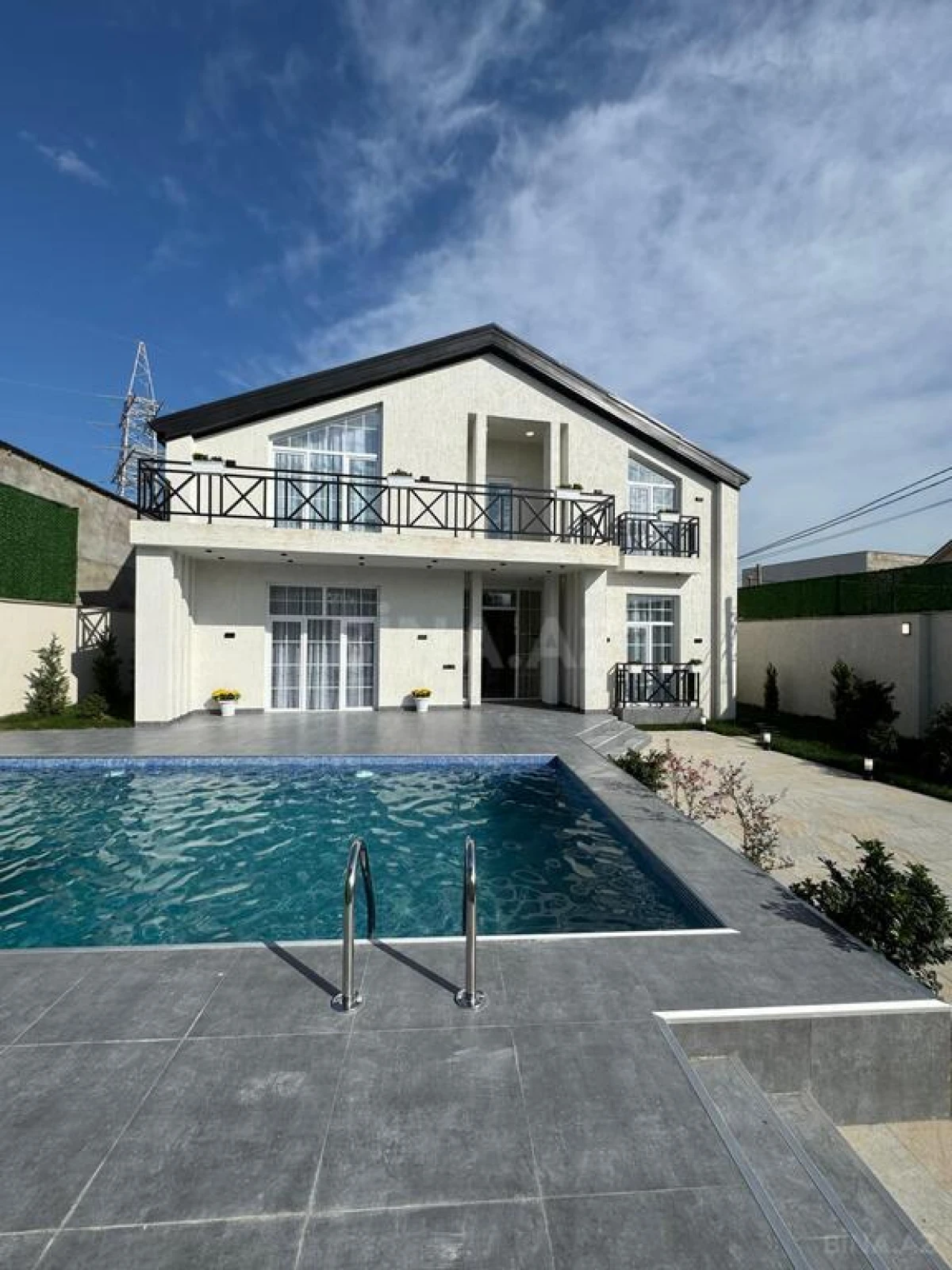 Satılır 6 otaqlı həyət evi 250 m²