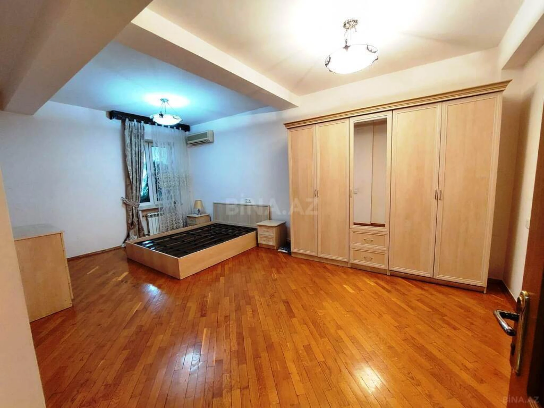 Satılır 3 otaqlı mənzil 160 m²