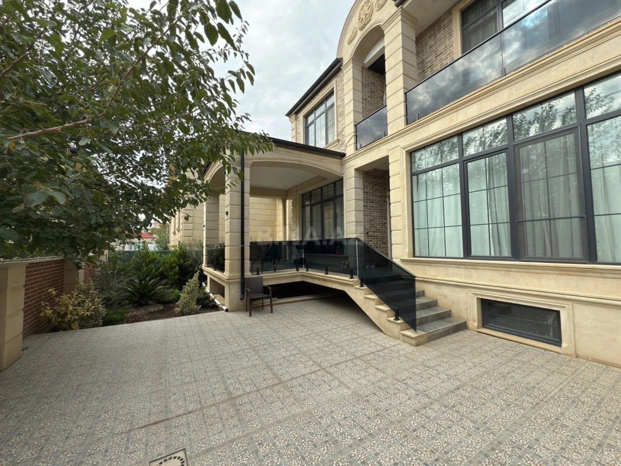 Satılır 5 otaqlı həyət evi 350 m²