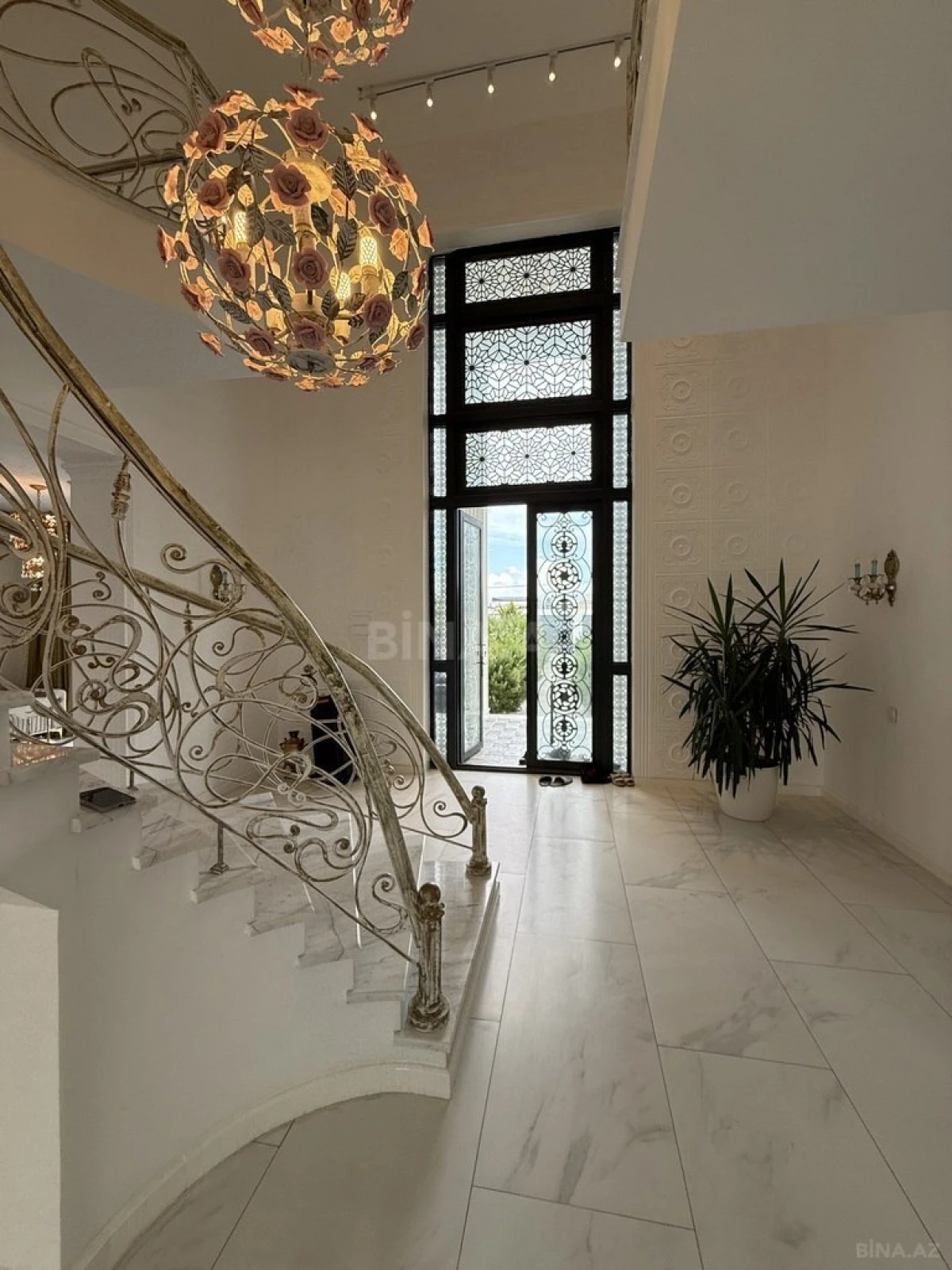 Satılır 6 otaqlı həyət evi 300 m²