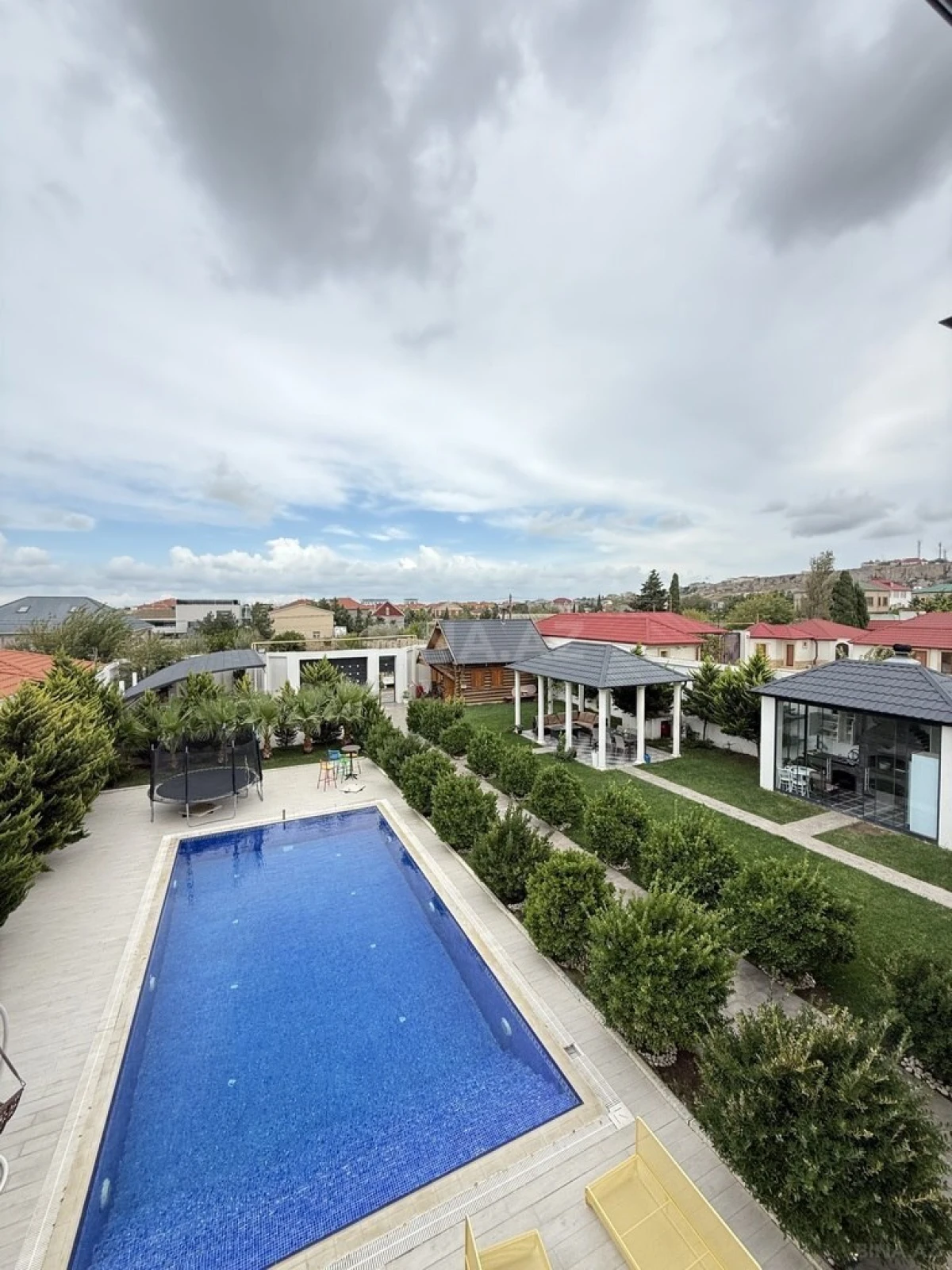 Satılır 6 otaqlı həyət evi 300 m²