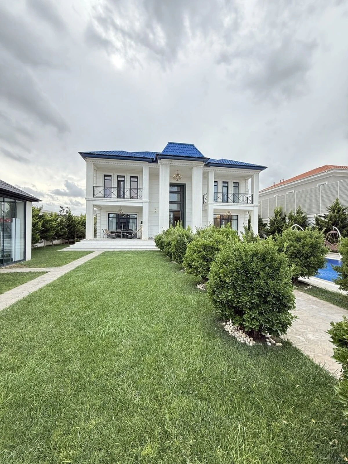 Satılır 6 otaqlı həyət evi 300 m²
