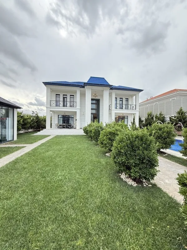 Satılır 6 otaqlı həyət evi 300 m²