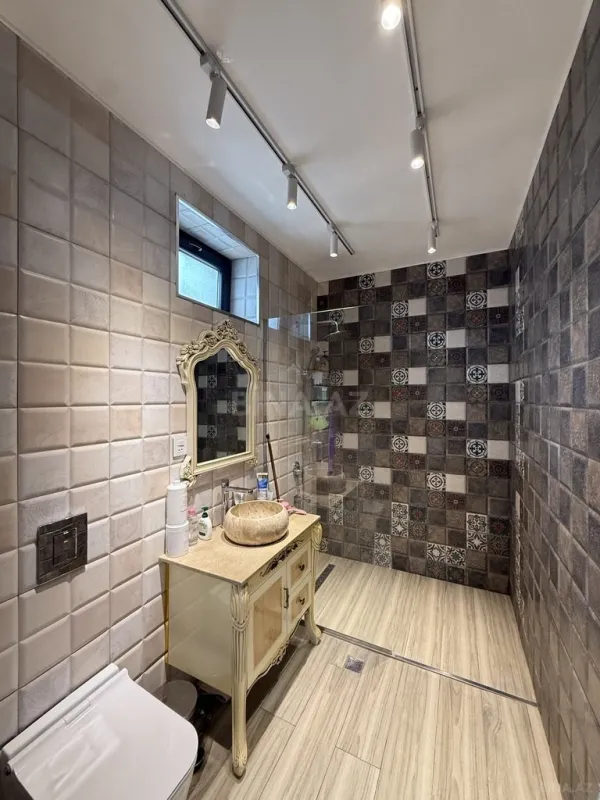 Satılır 6 otaqlı həyət evi 300 m²