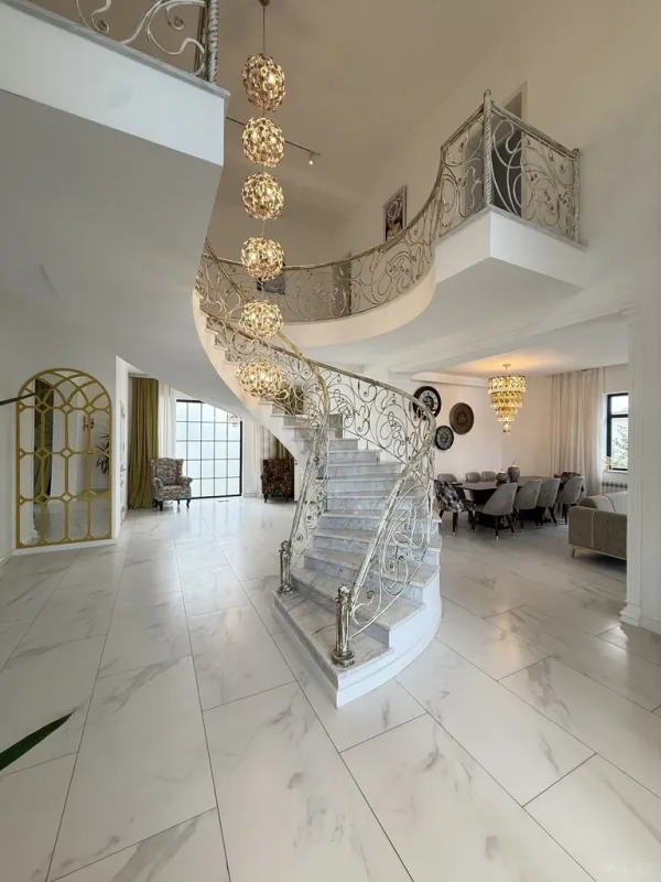 Satılır 6 otaqlı həyət evi 300 m²