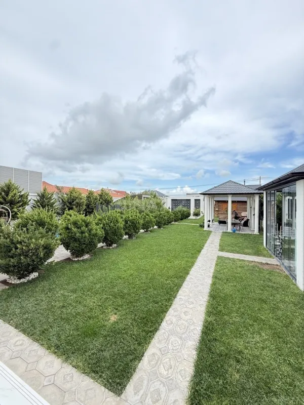 Satılır 6 otaqlı həyət evi 300 m²