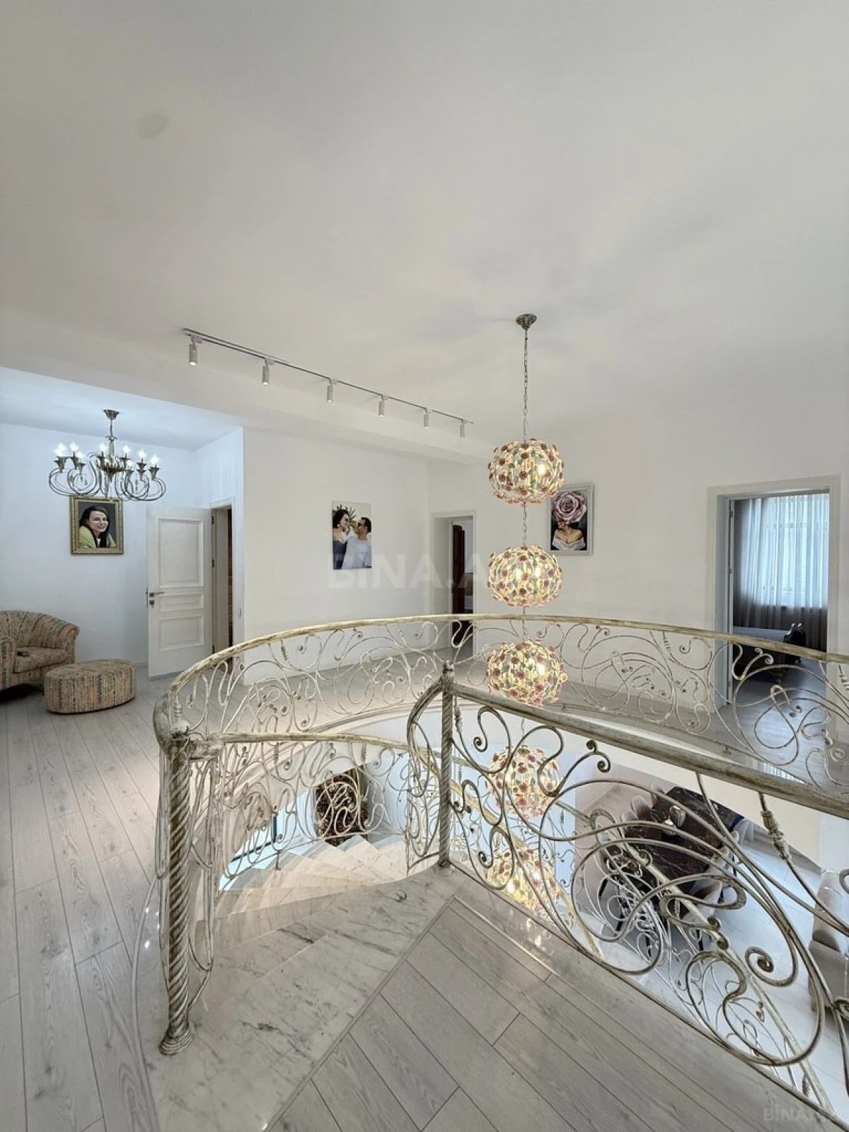 Satılır 6 otaqlı həyət evi 300 m²