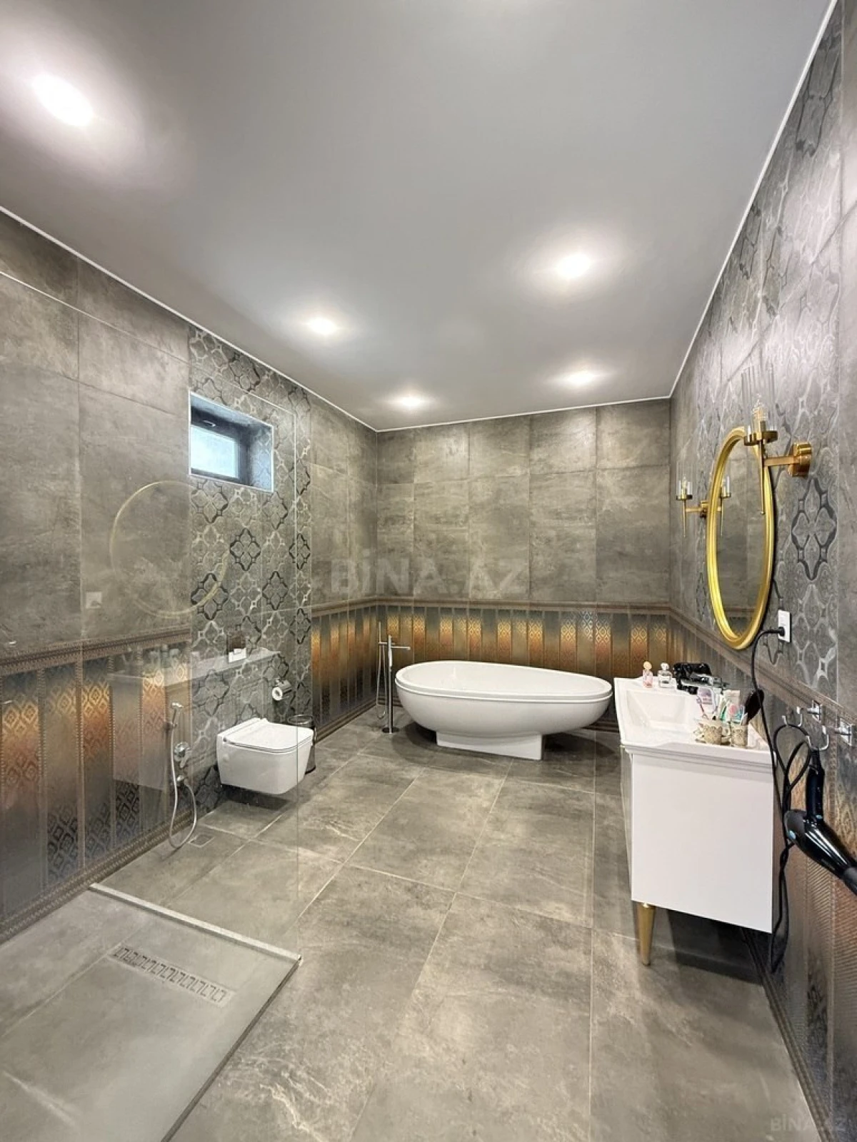 Satılır 6 otaqlı həyət evi 300 m²