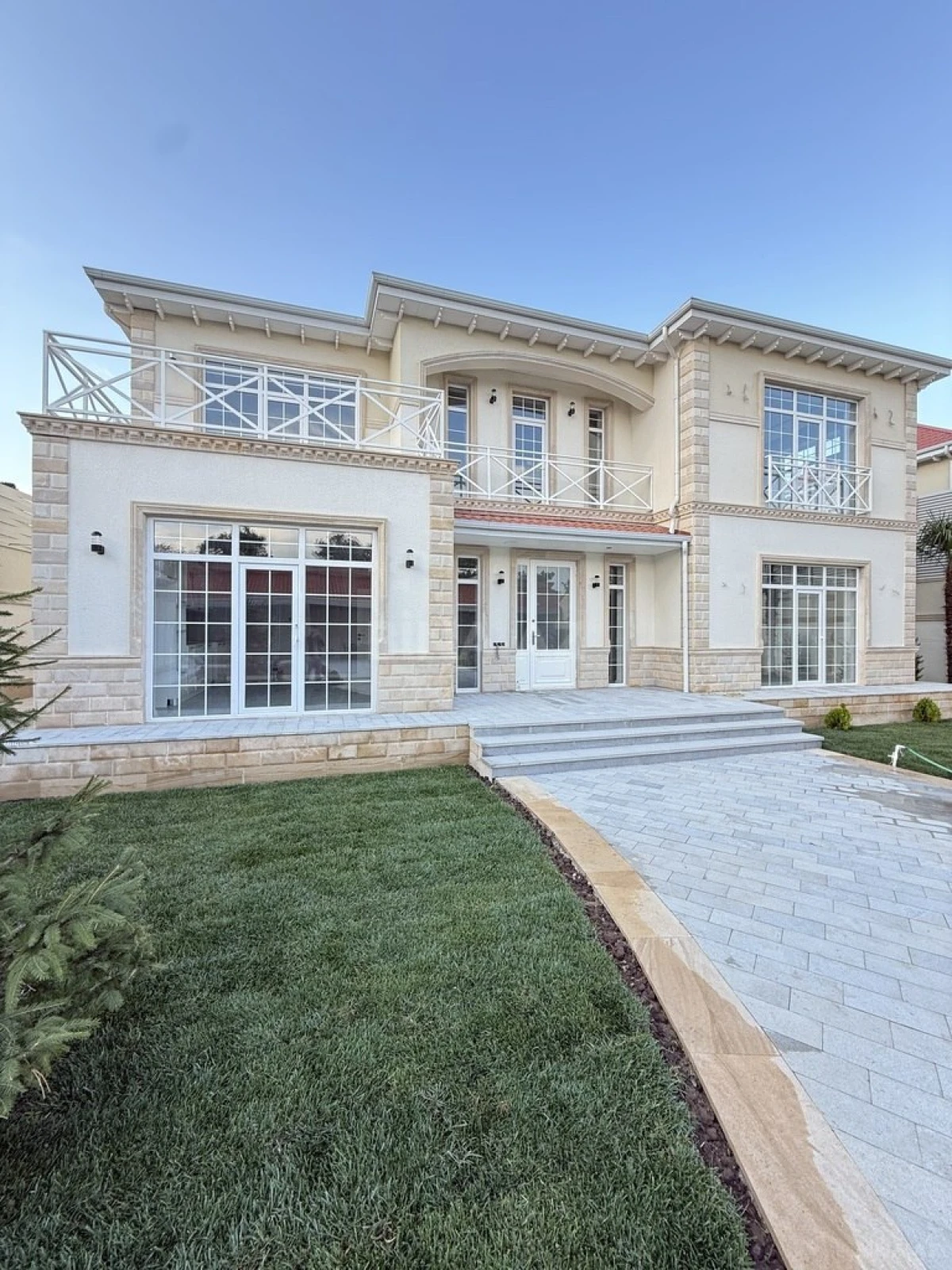 Satılır 5 otaqlı həyət evi 300 m²