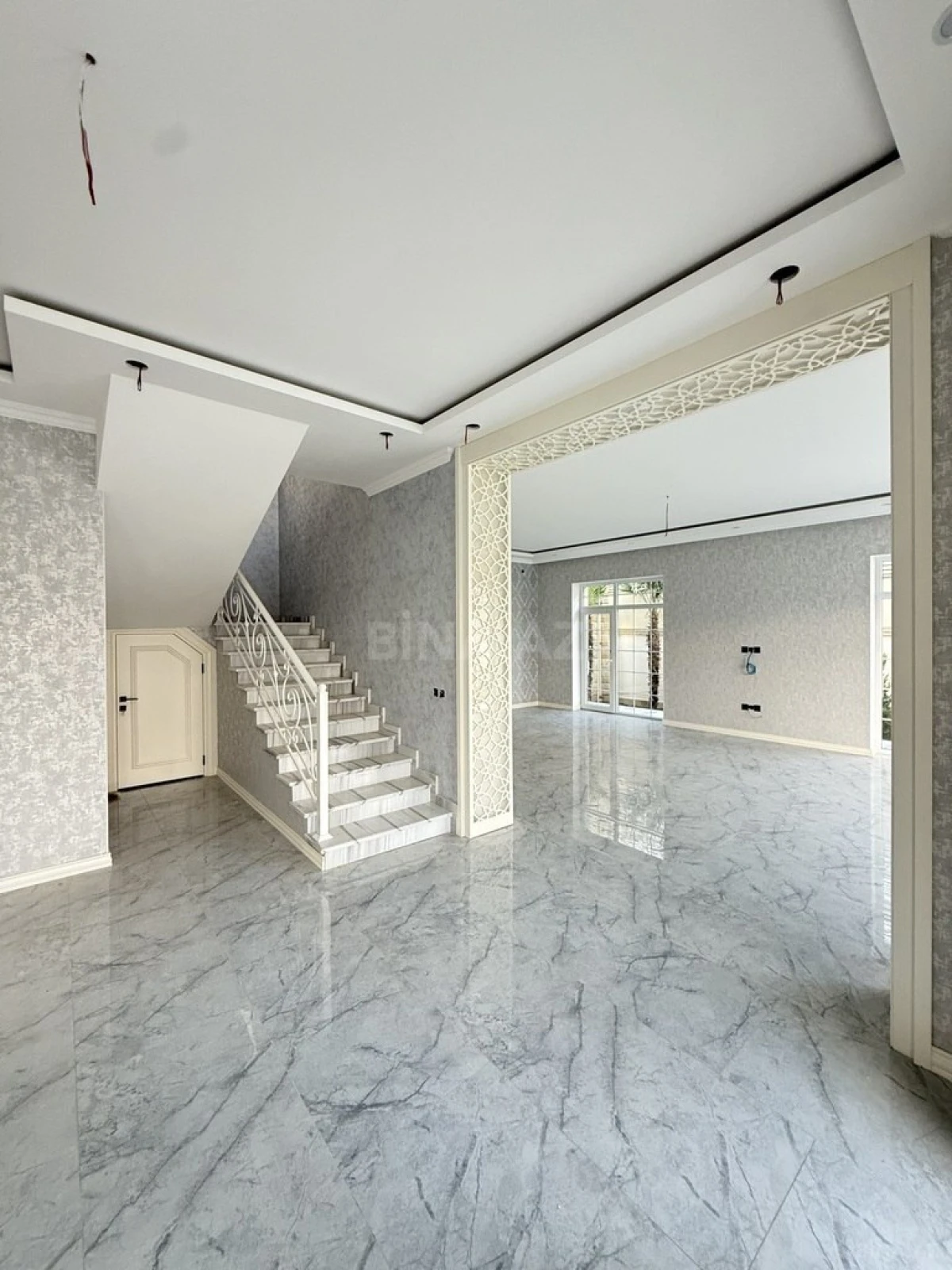 Satılır 5 otaqlı həyət evi 300 m²