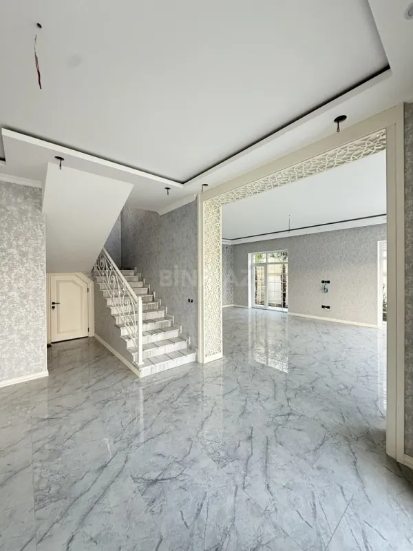 Satılır 5 otaqlı həyət evi 300 m²