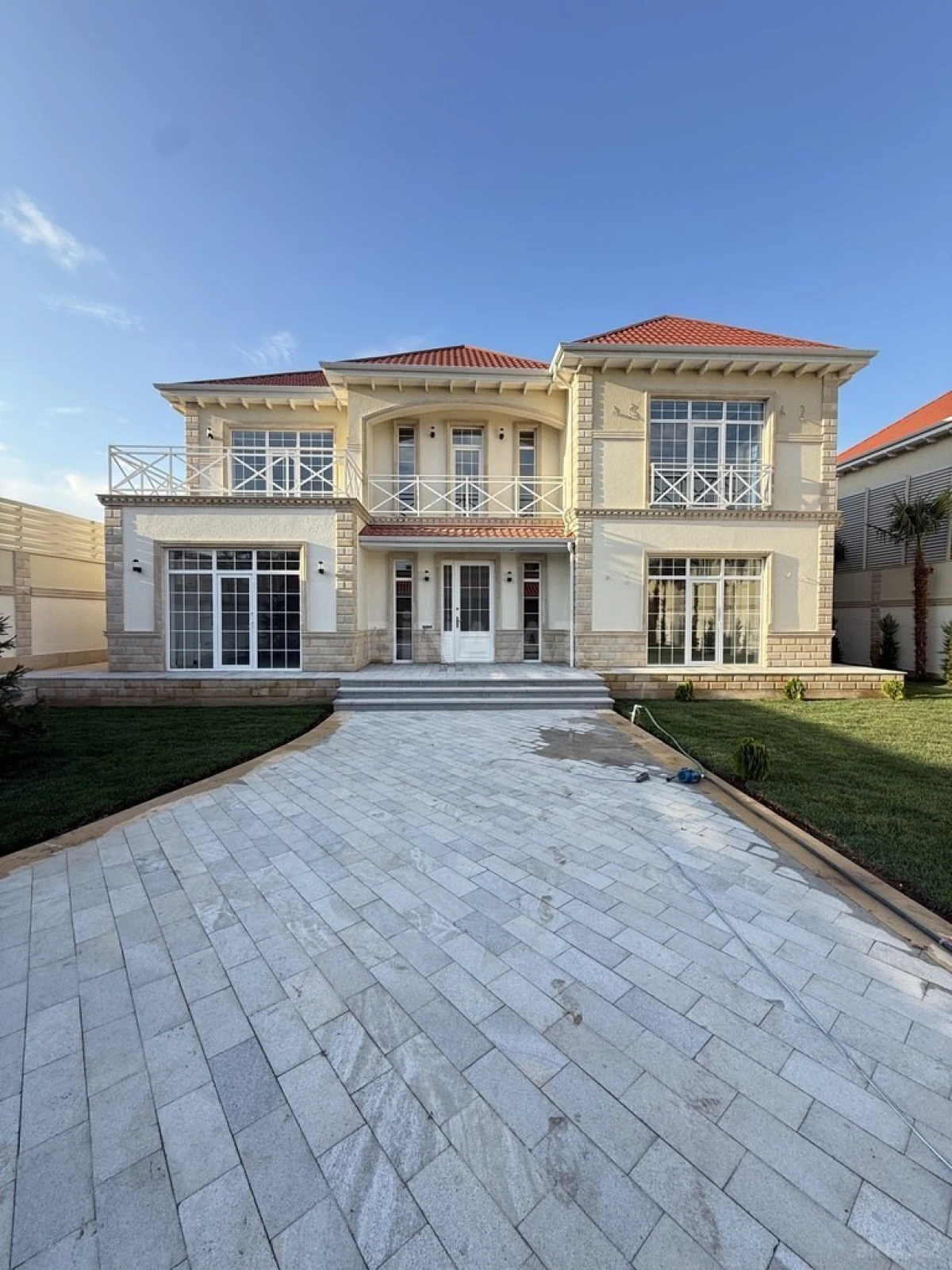 Satılır 5 otaqlı həyət evi 300 m²