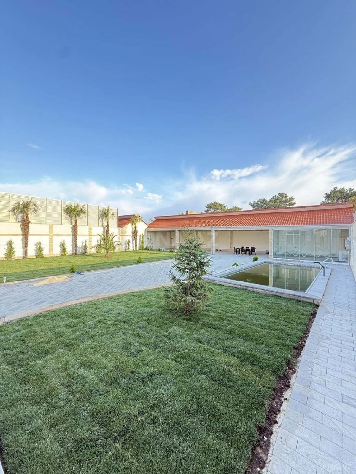 Satılır 5 otaqlı həyət evi 300 m²