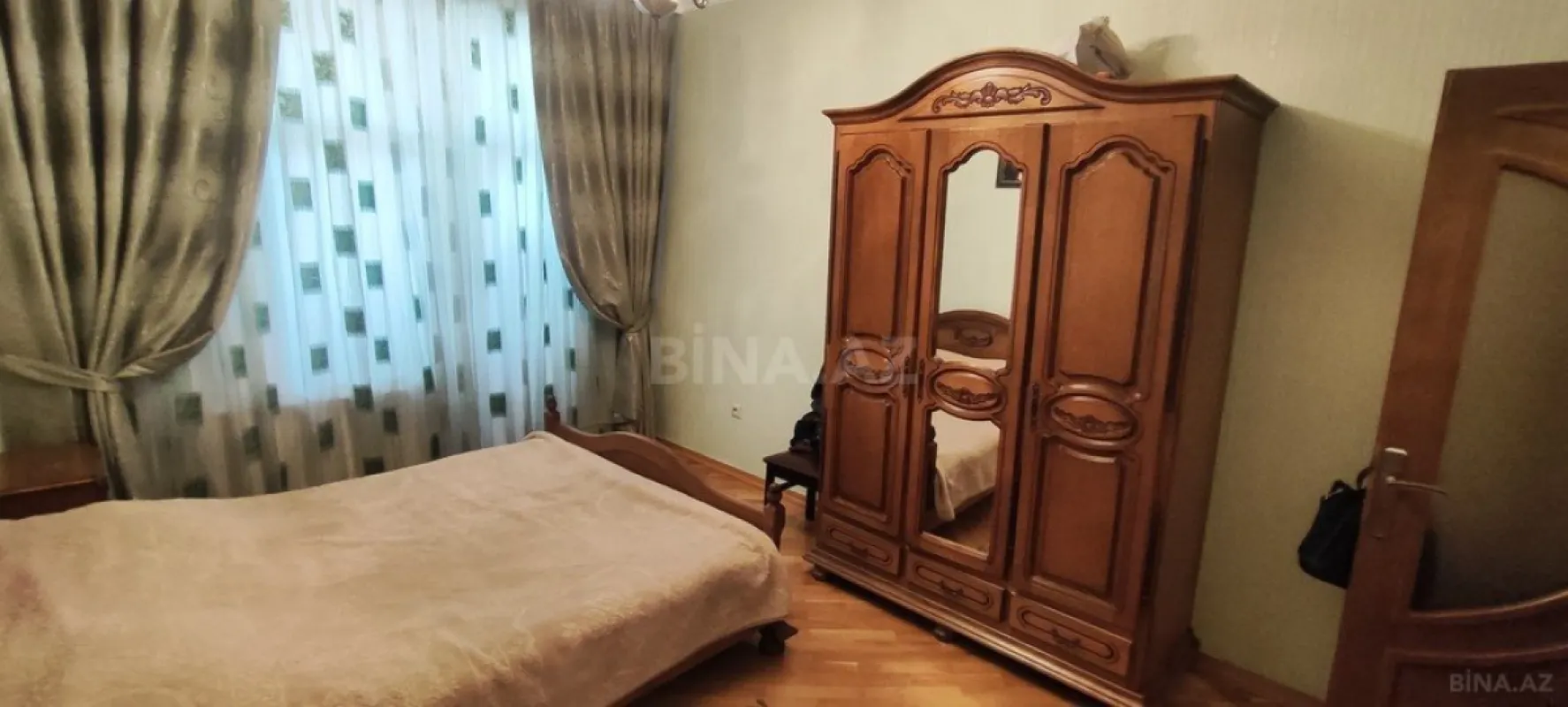 Satılır 4 otaqlı mənzil 180 m²