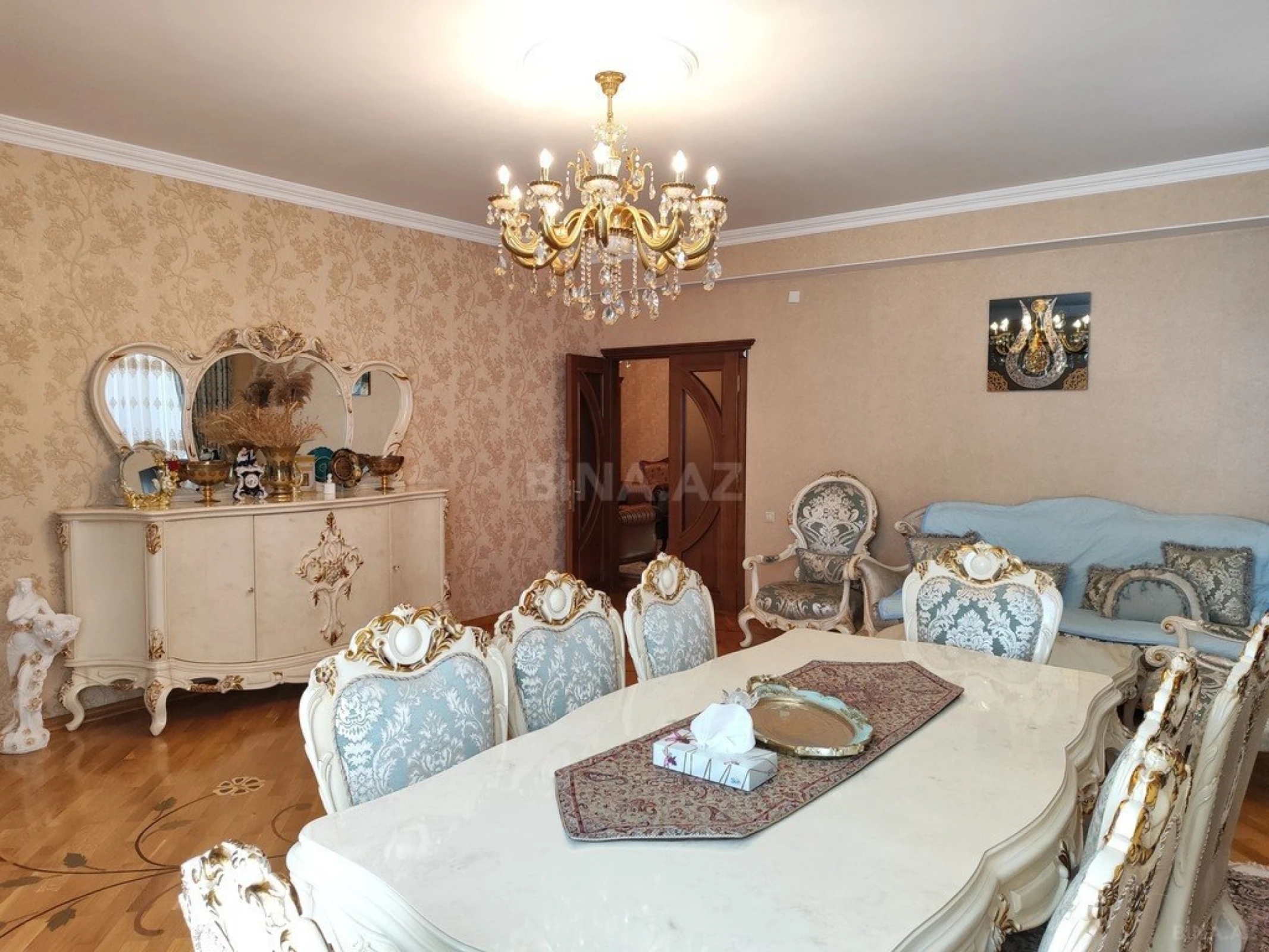 Satılır 4 otaqlı mənzil 180 m²
