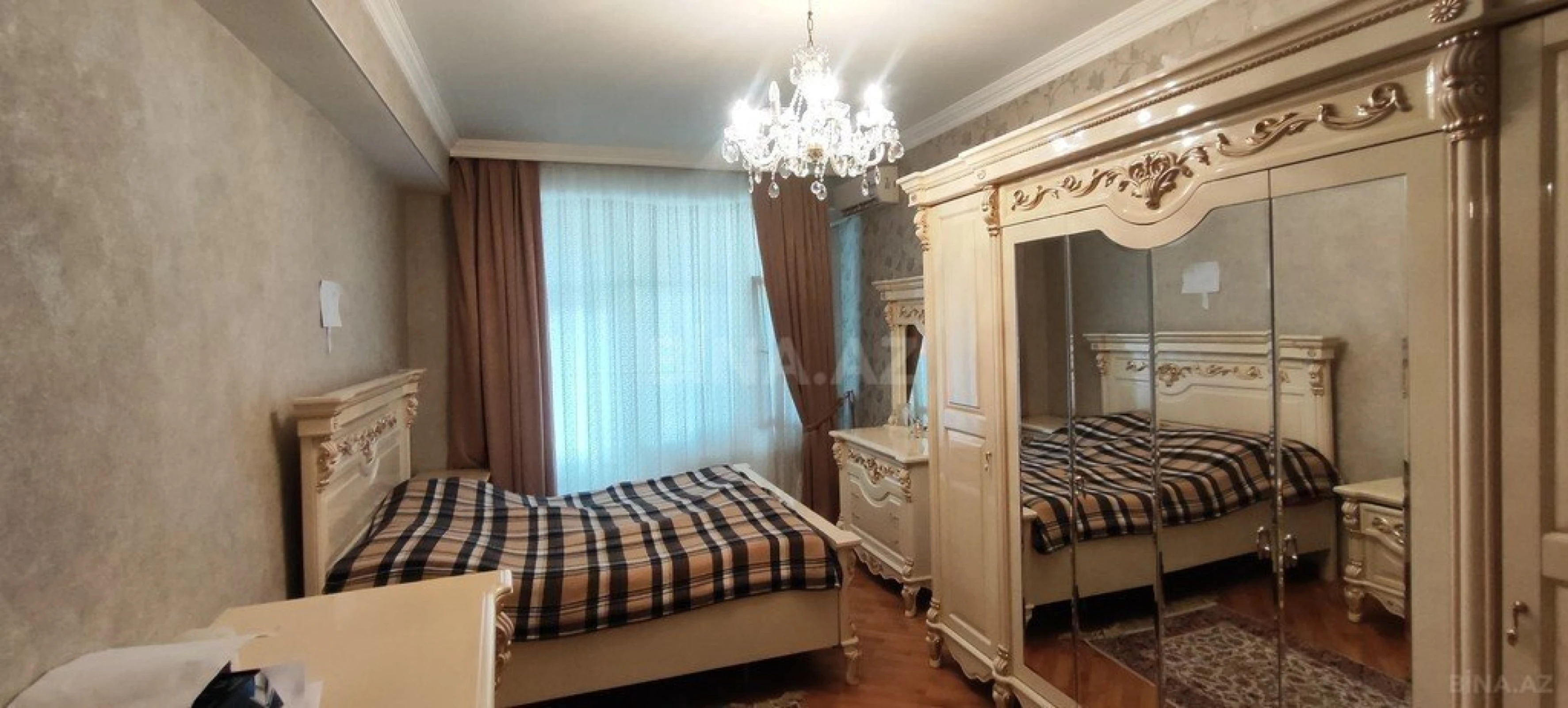 Satılır 4 otaqlı mənzil 180 m²