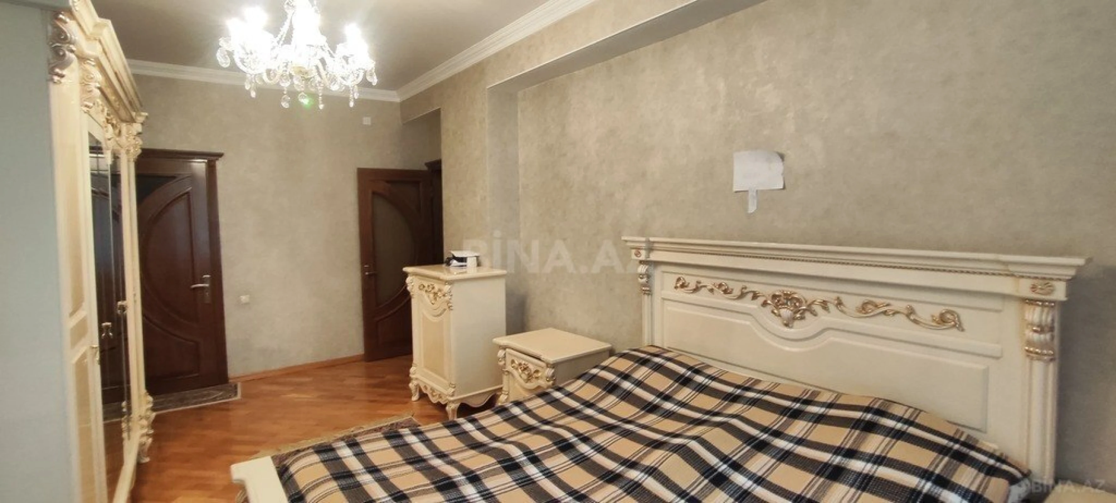 Satılır 4 otaqlı mənzil 180 m²