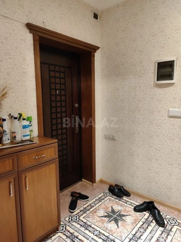 Satılır 4 otaqlı mənzil 180 m²
