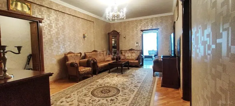 Satılır 4 otaqlı mənzil 180 m²