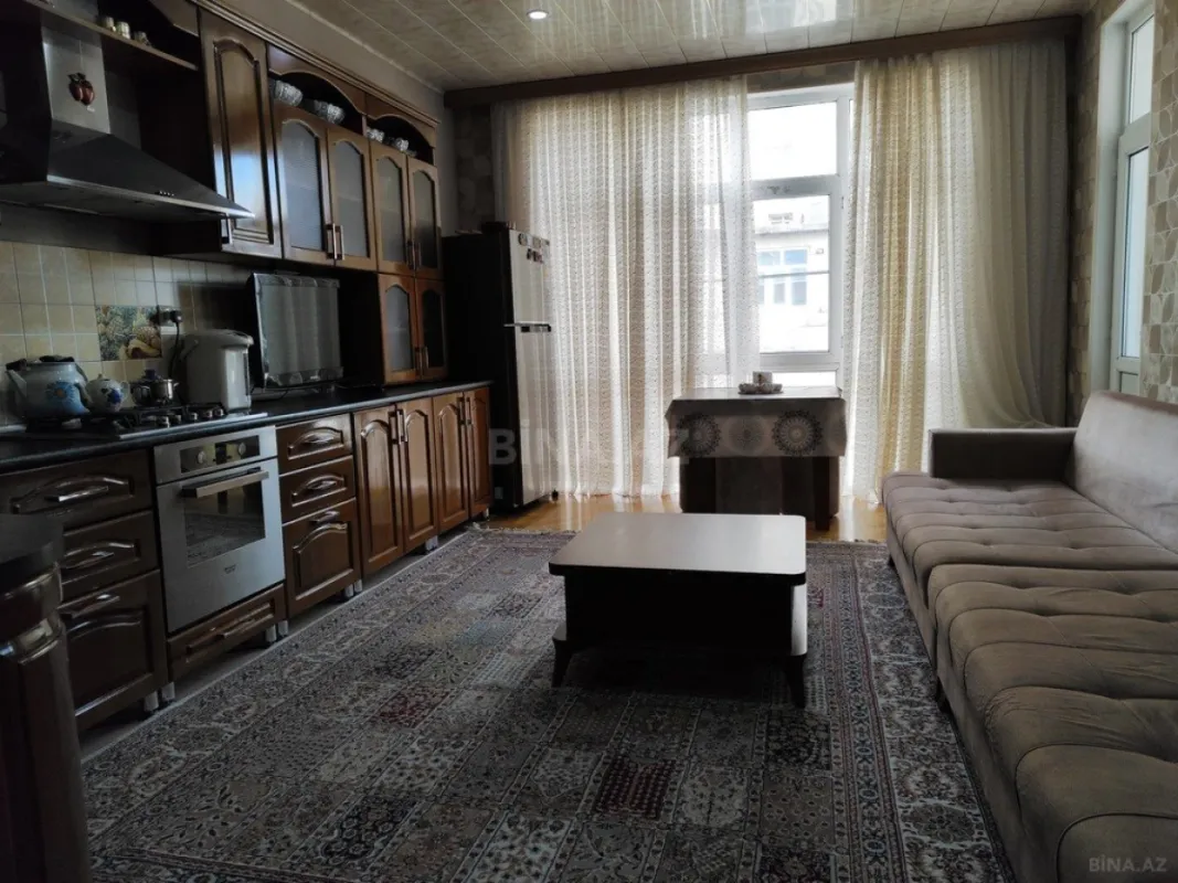 Satılır 4 otaqlı mənzil 180 m²